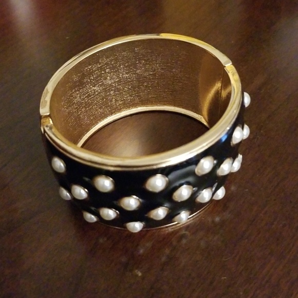 Black, gold, and pearl hinged bracelet - Picture 2 of 6